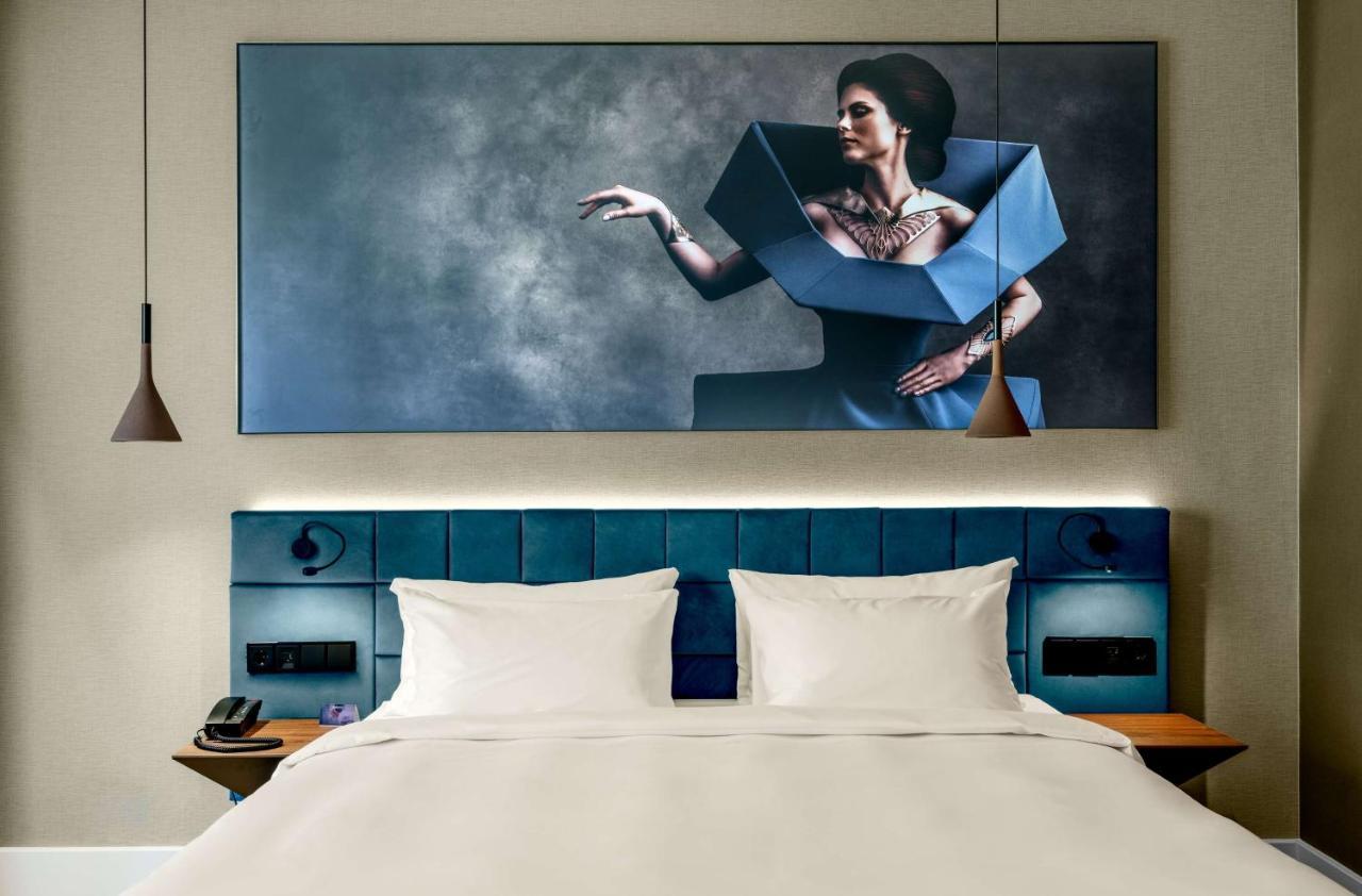 Radisson Blu Aurum Hotel, Brasov Bagian luar foto A bedroom at the hotel