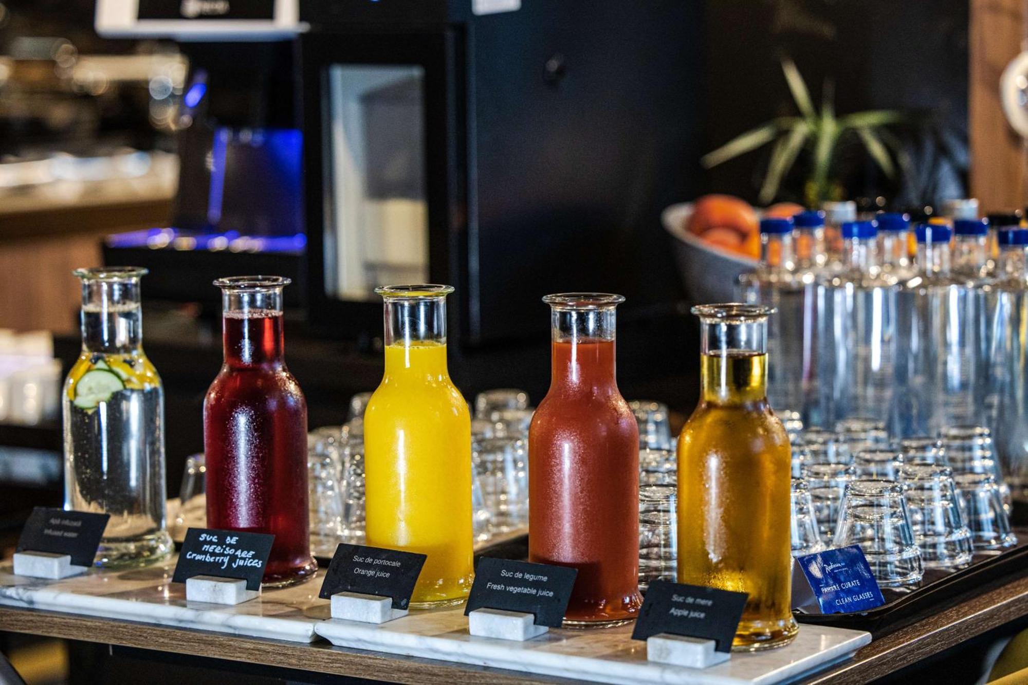 Radisson Blu Aurum Hotel, Brasov Bagian luar foto Juices at a buffet