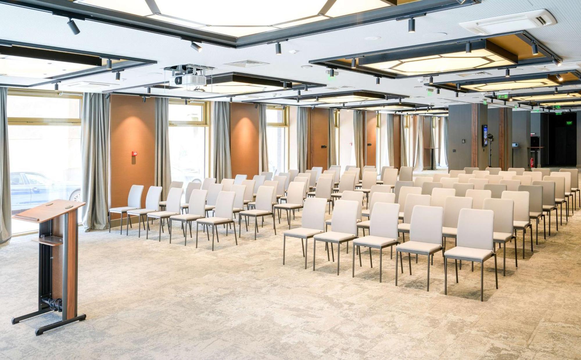 Radisson Blu Aurum Hotel, Brasov Bagian luar foto The conference centre