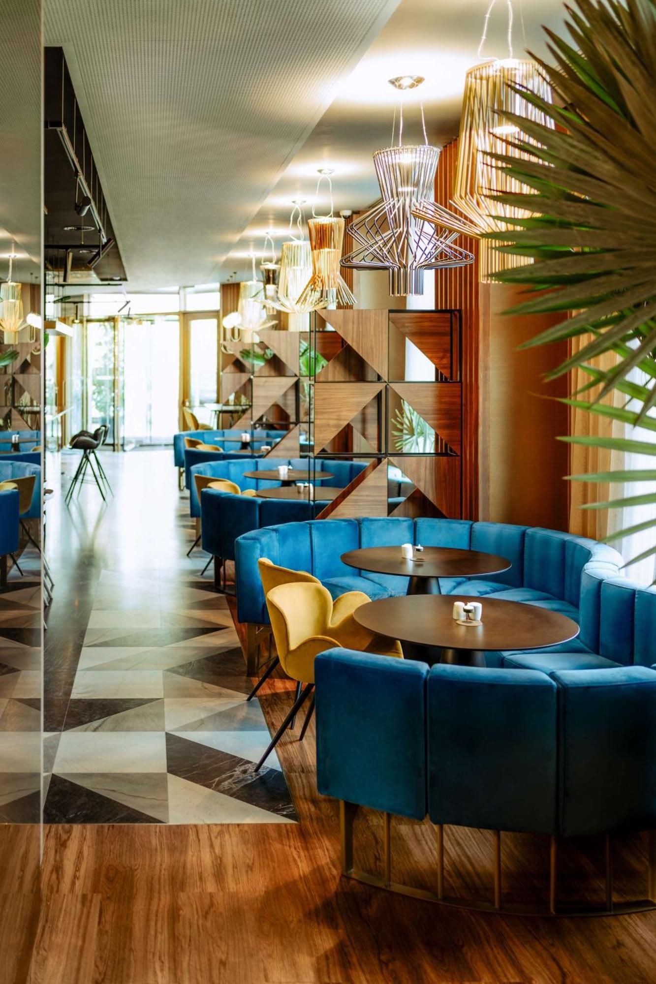 Radisson Blu Aurum Hotel, Brasov Bagian luar foto The interior of the restaurant
