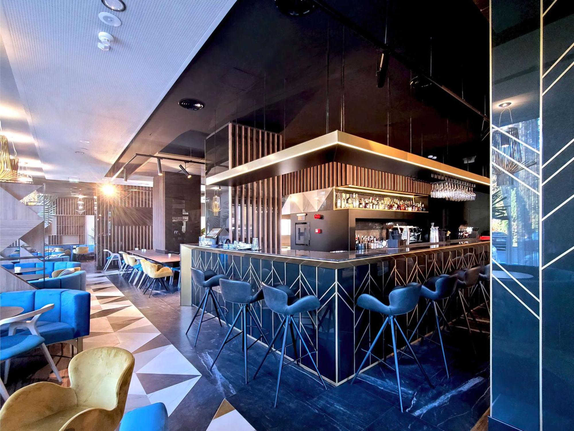 Radisson Blu Aurum Hotel, Brasov Bagian luar foto The bar at the 101 lounge