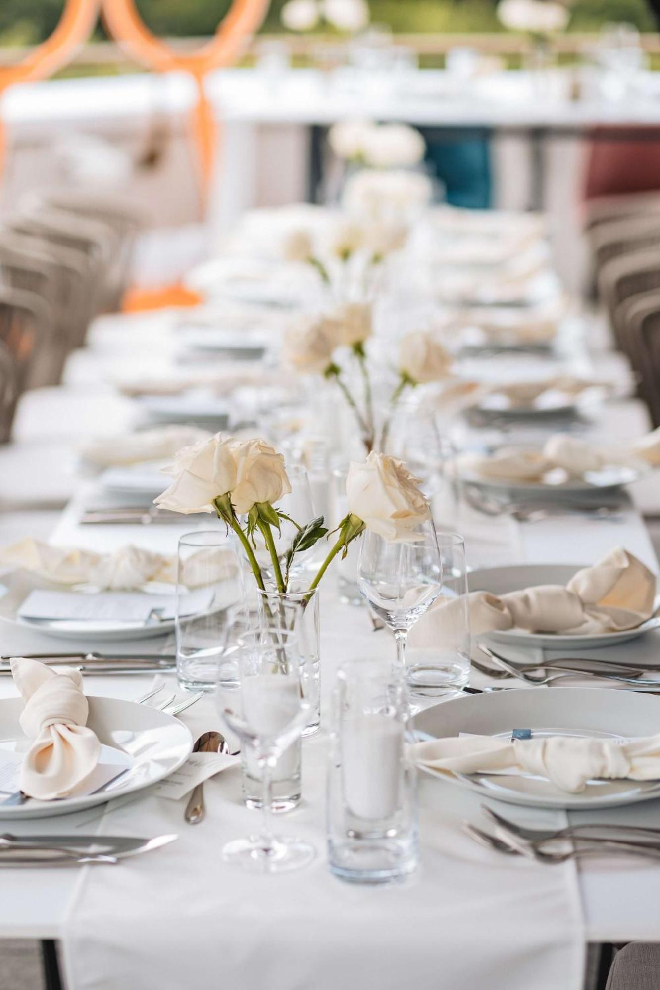 Radisson Blu Aurum Hotel, Brasov Bagian luar foto A table set for a formal dinner